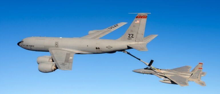 Американский заправщик KC-135 Stratotanker потерпел крушение в Ираке фото
