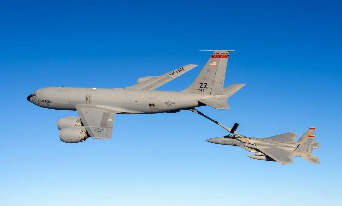 Американский заправщик KC-135 Stratotanker потерпел крушение в Ираке фото
